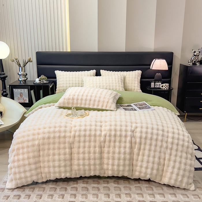 91家纺网 家纺一手货源 找家纺 摩妮卡 2025新款加厚大泡泡兔毛牛奶绒四件套 暖白+暗苔绿