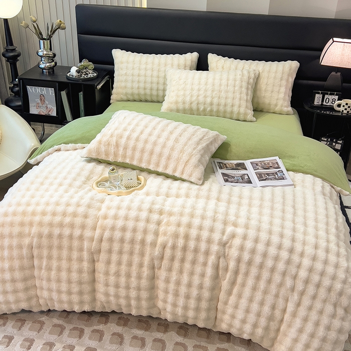 91家纺网 家纺一手货源 找家纺 摩妮卡 2025新款加厚大泡泡兔毛牛奶绒四件套 暖白+暗苔绿