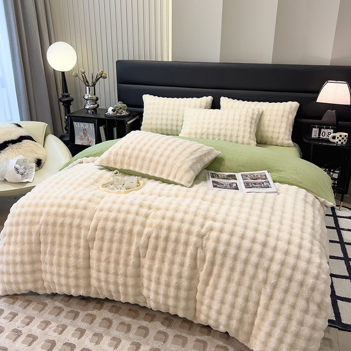 91家纺网 家纺一手货源 找家纺 摩妮卡 2025新款加厚大泡泡兔毛牛奶绒四件套 暖白+暗苔绿