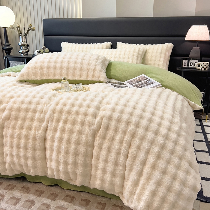 91家纺网 家纺一手货源 找家纺 摩妮卡 2025新款加厚大泡泡兔毛牛奶绒四件套 暖白+暗苔绿