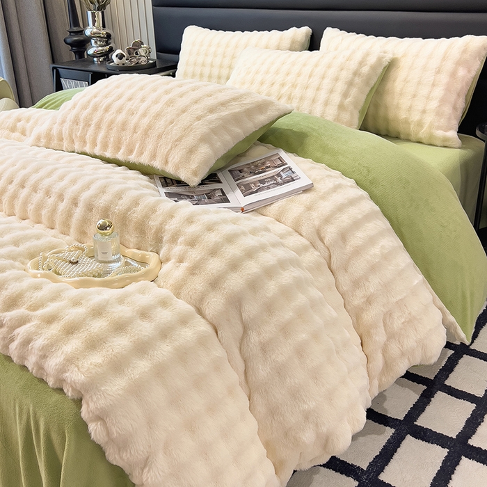 91家纺网 家纺一手货源 找家纺 摩妮卡 2025新款加厚大泡泡兔毛牛奶绒四件套 暖白+暗苔绿