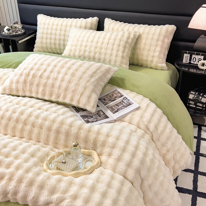 91家纺网 家纺一手货源 找家纺 摩妮卡 2025新款加厚大泡泡兔毛牛奶绒四件套 暖白+暗苔绿