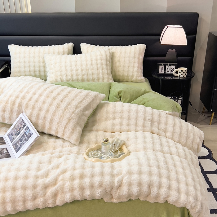 91家纺网 家纺一手货源 找家纺 摩妮卡 2025新款加厚大泡泡兔毛牛奶绒四件套 暖白+暗苔绿