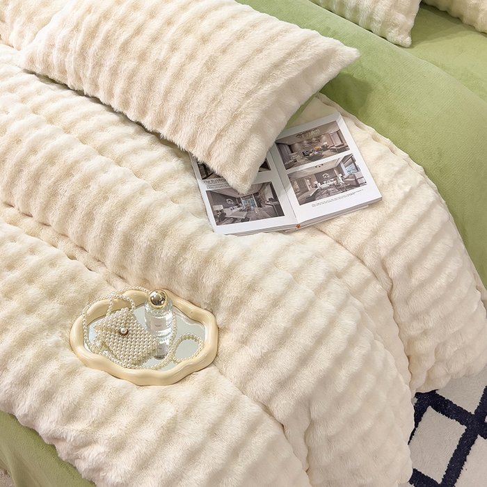 91家纺网 家纺一手货源 找家纺 摩妮卡 2025新款加厚大泡泡兔毛牛奶绒四件套 暖白+暗苔绿