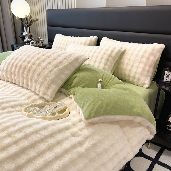 91家纺网 家纺一手货源 找家纺 摩妮卡 2025新款加厚大泡泡兔毛牛奶绒四件套 暖白+暗苔绿
