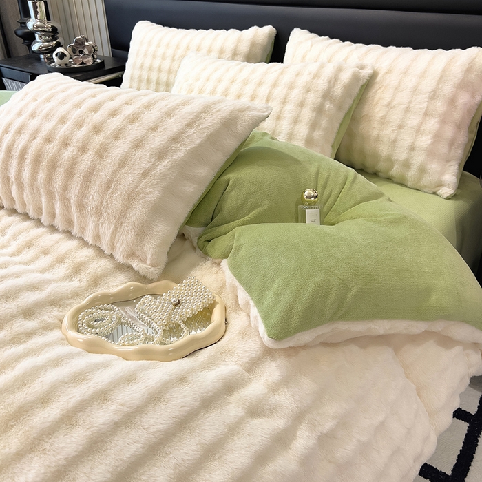 91家纺网 家纺一手货源 找家纺 摩妮卡 2025新款加厚大泡泡兔毛牛奶绒四件套 暖白+暗苔绿