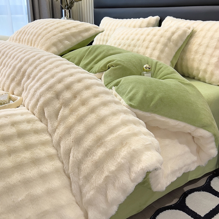 91家纺网 家纺一手货源 找家纺 摩妮卡 2025新款加厚大泡泡兔毛牛奶绒四件套 暖白+暗苔绿