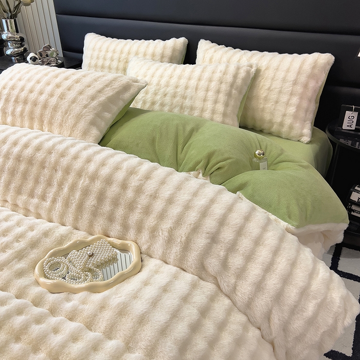 91家纺网 家纺一手货源 找家纺 摩妮卡 2025新款加厚大泡泡兔毛牛奶绒四件套 暖白+暗苔绿