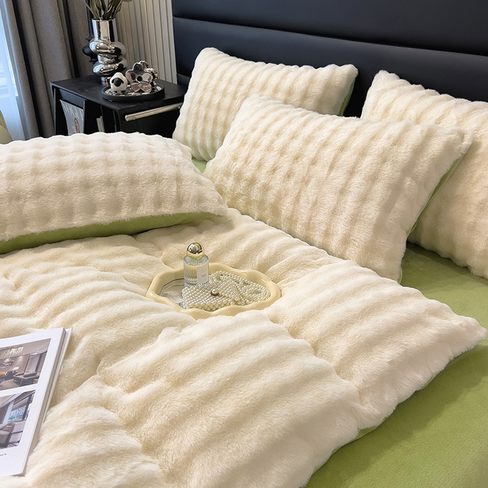 91家纺网 家纺一手货源 找家纺 摩妮卡 2025新款加厚大泡泡兔毛牛奶绒四件套 暖白+暗苔绿