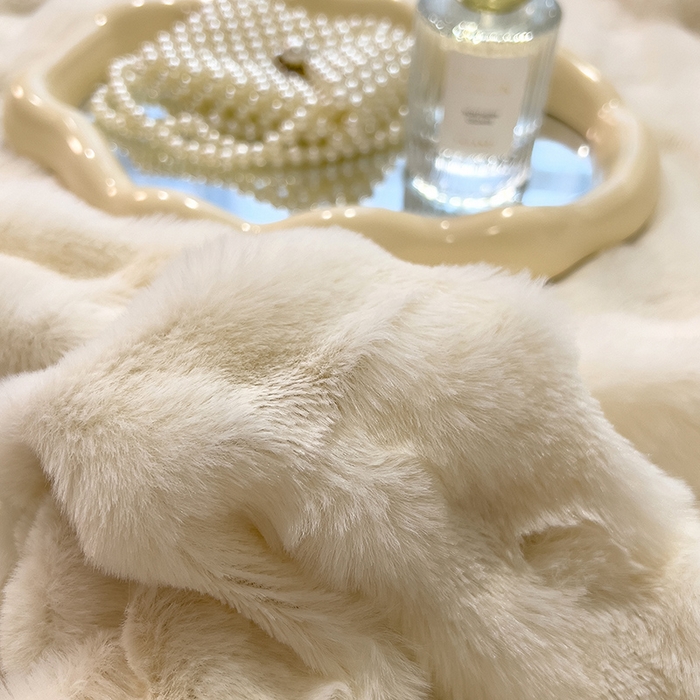 91家纺网 家纺一手货源 找家纺 摩妮卡 2025新款加厚大泡泡兔毛牛奶绒四件套 暖白+伽罗咖