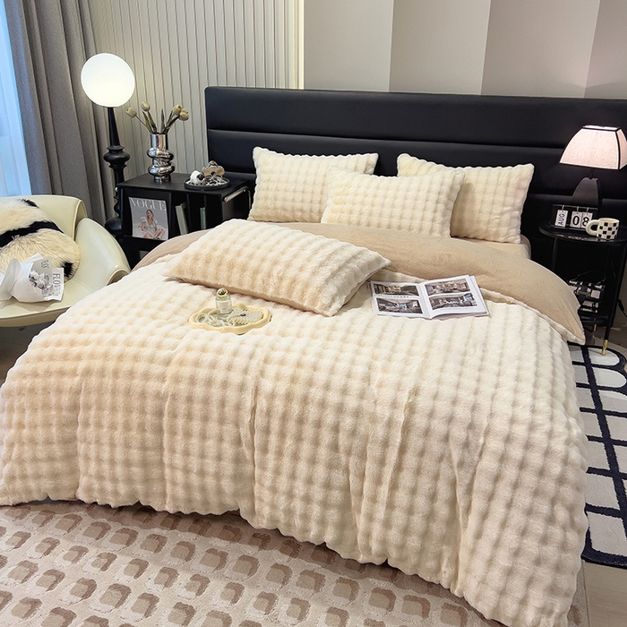 91家纺网 家纺一手货源 找家纺 摩妮卡 2025新款加厚大泡泡兔毛牛奶绒四件套 暖白+伽罗咖