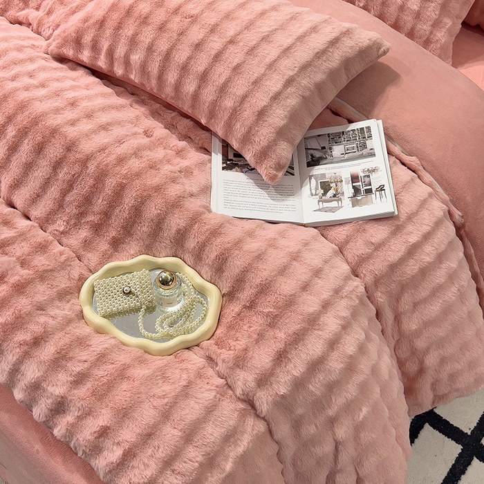 91家纺网 家纺一手货源 找家纺 摩妮卡 2025新款加厚大泡泡兔毛牛奶绒四件套 韶粉