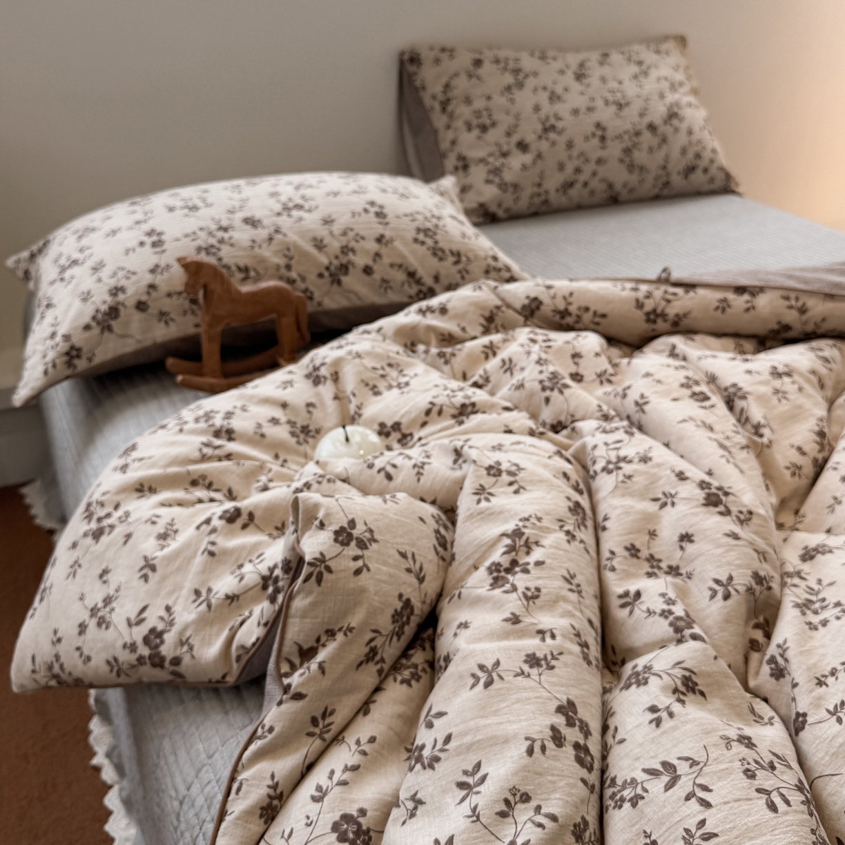 91家纺网 家纺一手货源 找家纺 一加一 2025新款双层纱印花大豆抗菌冬被被子被芯 幽影