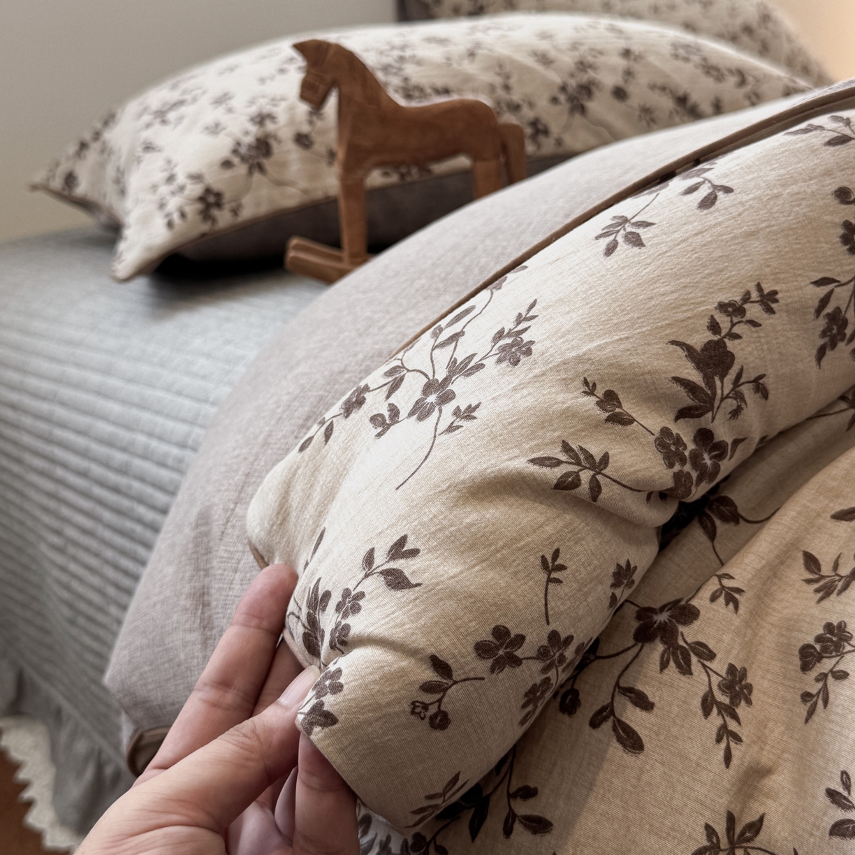 91家纺网 家纺一手货源 找家纺 一加一 2025新款双层纱印花大豆抗菌冬被被子被芯 幽影