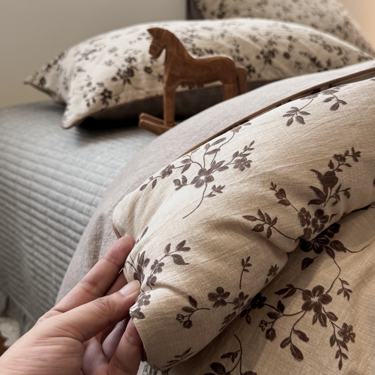 91家纺网 家纺一手货源 找家纺 一加一 2025新款双层纱印花大豆抗菌冬被被子被芯 幽影