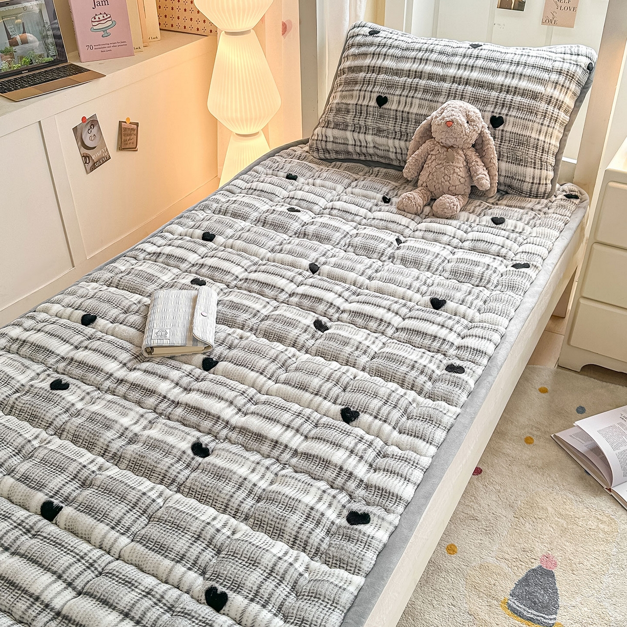 91家纺网 家纺一手货源 找家纺 眠势力 2025新款牛奶绒泡泡床褥加绒仿兔毛绒床褥子秋冬保暖珊瑚绒夹棉学生上下铺床护垫 格子爱心