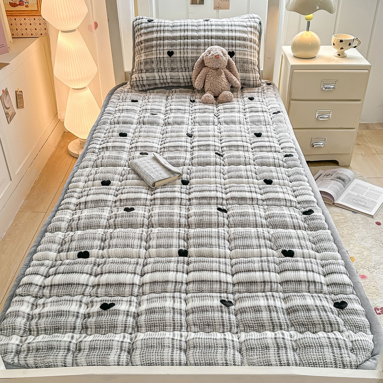 91家纺网 家纺一手货源 找家纺 眠势力 2025新款牛奶绒泡泡床褥加绒仿兔毛绒床褥子秋冬保暖珊瑚绒夹棉学生上下铺床护垫 格子爱心