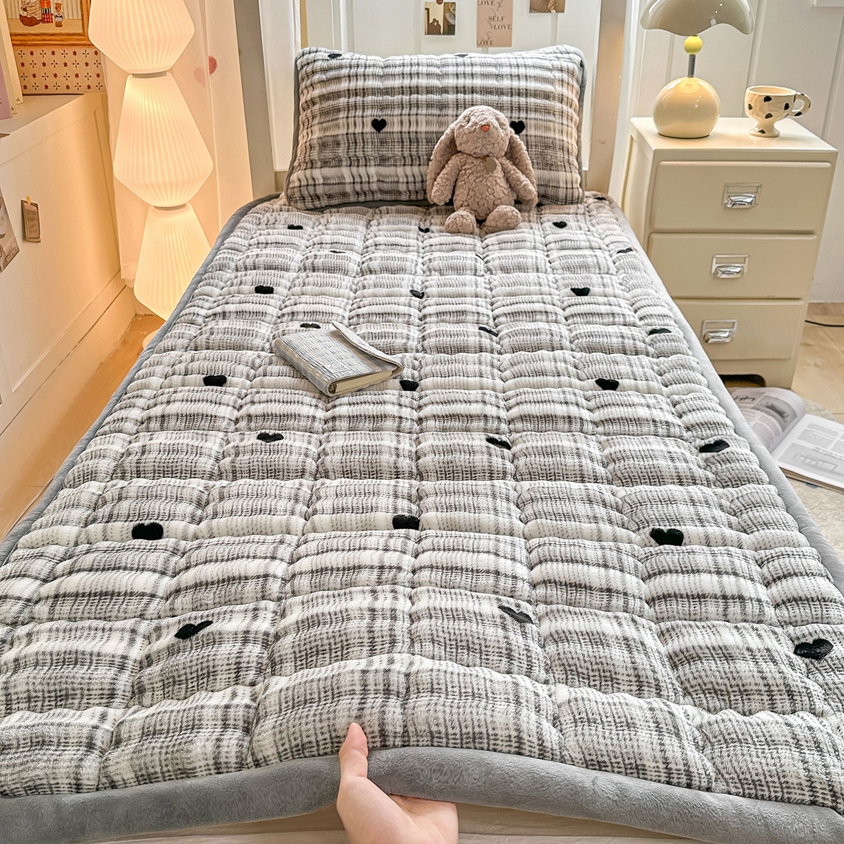 91家纺网 家纺一手货源 找家纺 眠势力 2025新款牛奶绒泡泡床褥加绒仿兔毛绒床褥子秋冬保暖珊瑚绒夹棉学生上下铺床护垫 格子爱心