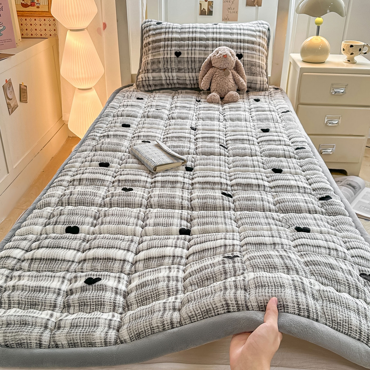 91家纺网 家纺一手货源 找家纺 眠势力 2025新款牛奶绒泡泡床褥加绒仿兔毛绒床褥子秋冬保暖珊瑚绒夹棉学生上下铺床护垫 格子爱心