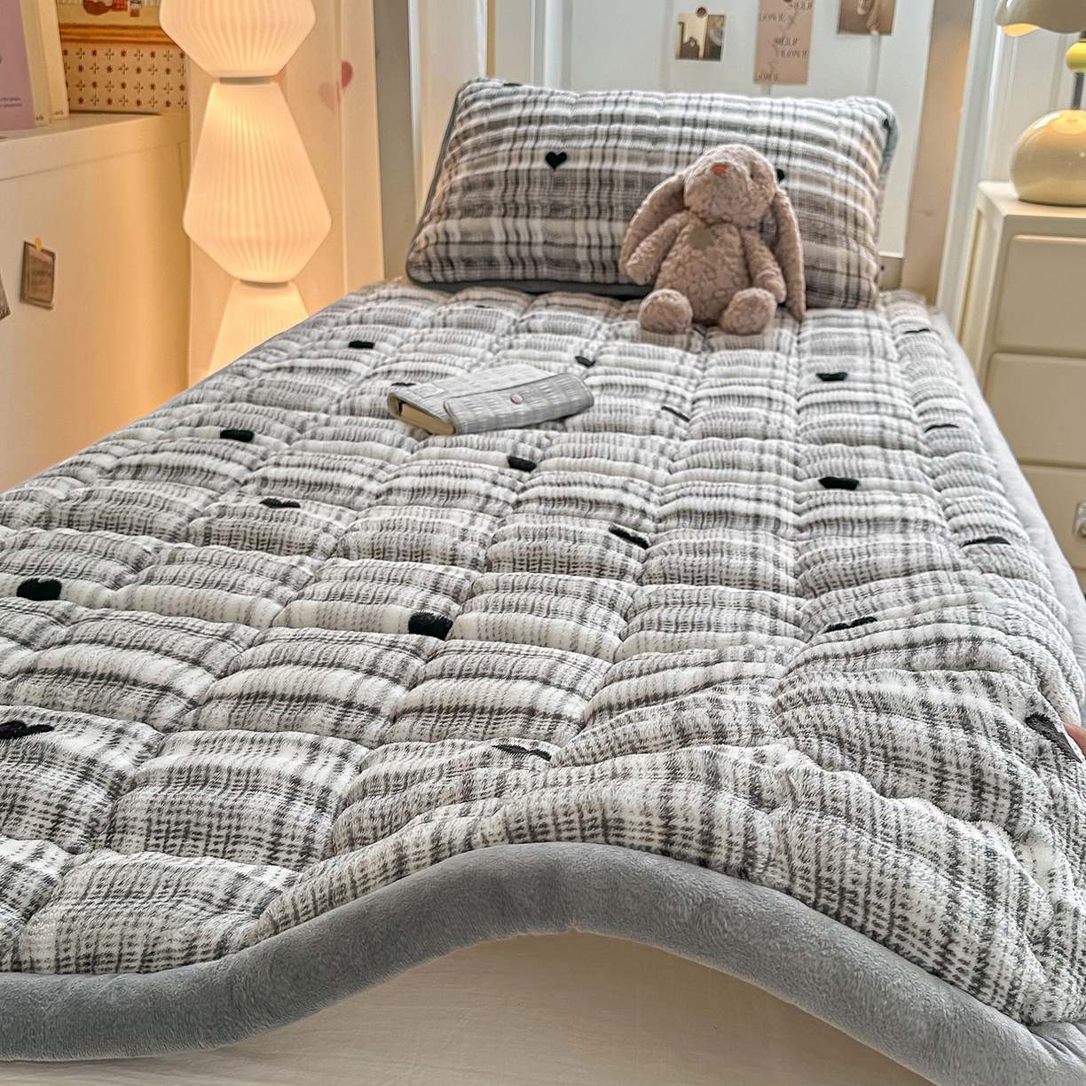 91家纺网 家纺一手货源 找家纺 眠势力 2025新款牛奶绒泡泡床褥加绒仿兔毛绒床褥子秋冬保暖珊瑚绒夹棉学生上下铺床护垫 格子爱心