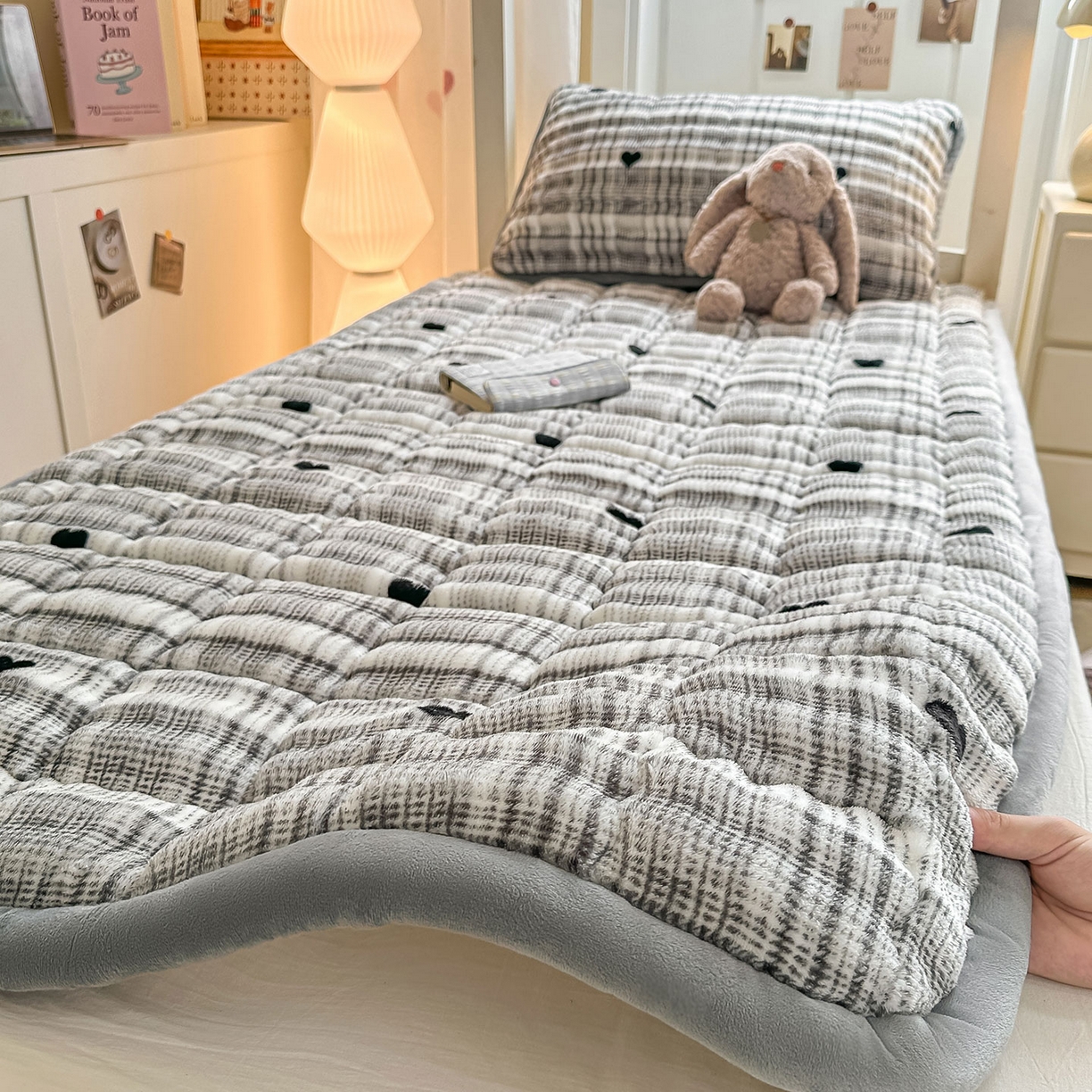 91家纺网 家纺一手货源 找家纺 眠势力 2025新款牛奶绒泡泡床褥加绒仿兔毛绒床褥子秋冬保暖珊瑚绒夹棉学生上下铺床护垫 格子爱心