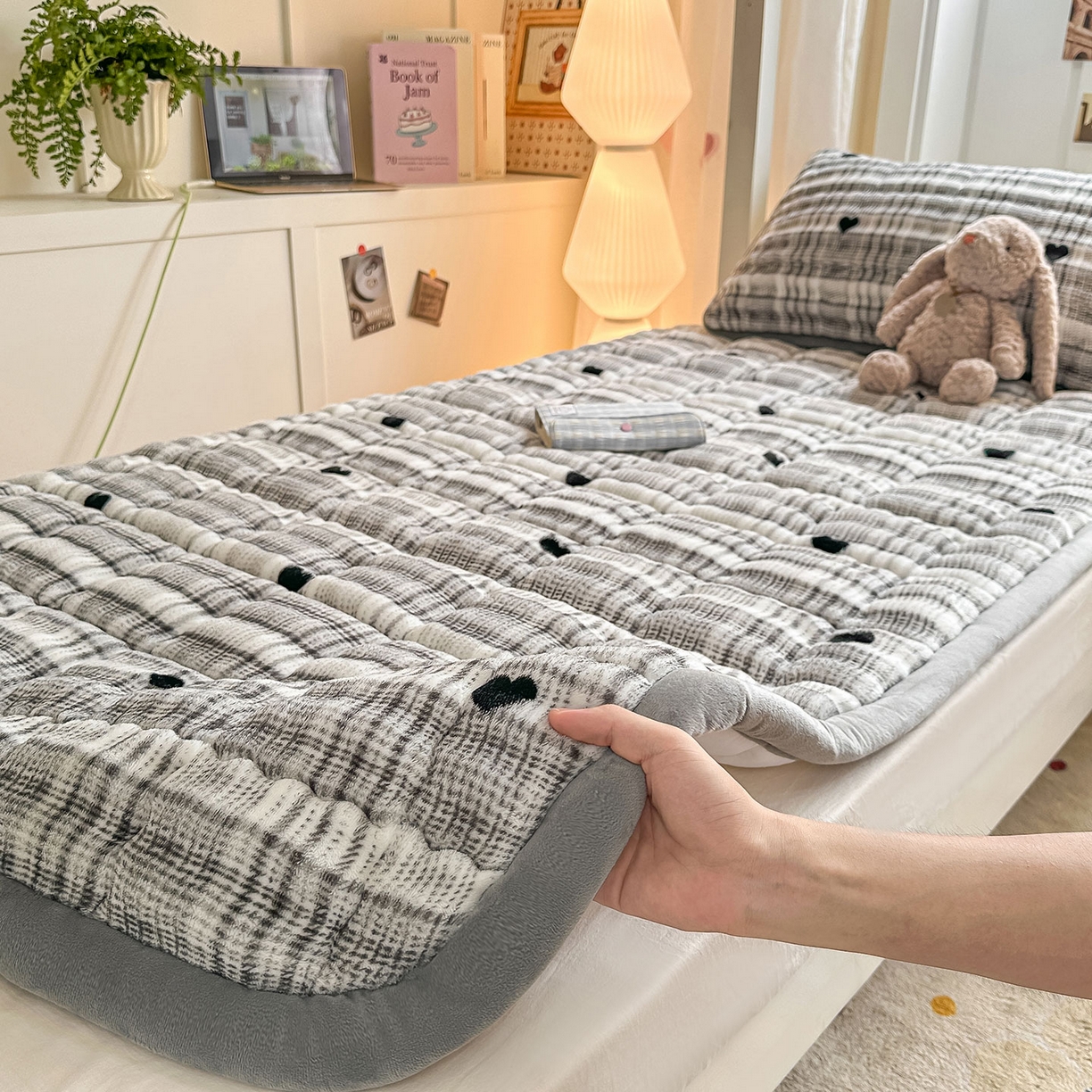 91家纺网 家纺一手货源 找家纺 眠势力 2025新款牛奶绒泡泡床褥加绒仿兔毛绒床褥子秋冬保暖珊瑚绒夹棉学生上下铺床护垫 格子爱心