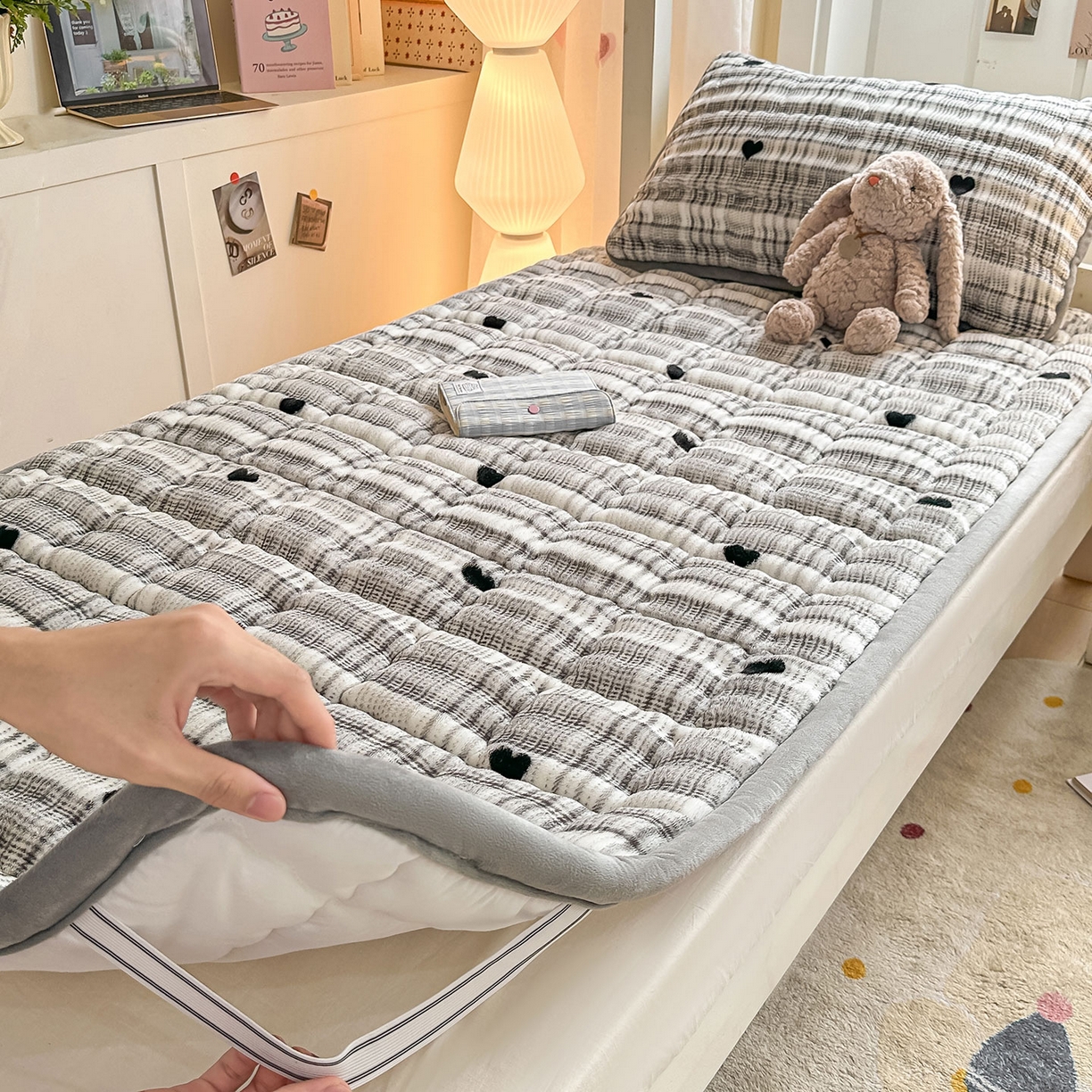 91家纺网 家纺一手货源 找家纺 眠势力 2025新款牛奶绒泡泡床褥加绒仿兔毛绒床褥子秋冬保暖珊瑚绒夹棉学生上下铺床护垫 格子爱心