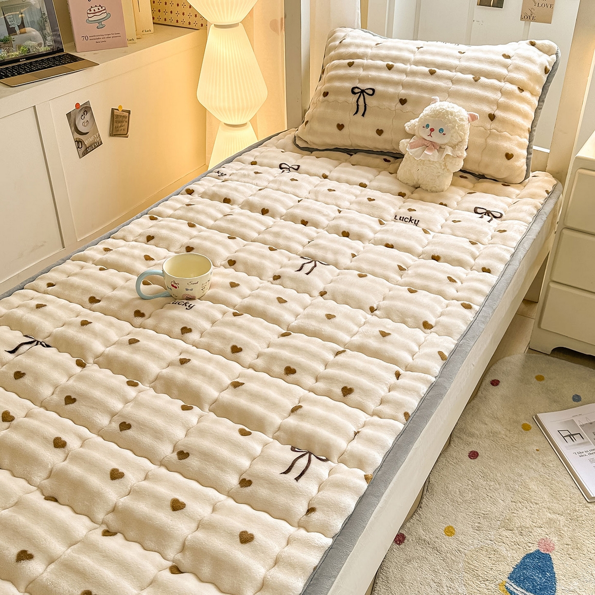 91家纺网 家纺一手货源 找家纺 眠势力 2025新款牛奶绒泡泡床褥加绒仿兔毛绒床褥子秋冬保暖珊瑚绒夹棉学生上下铺床护垫 爱心咖