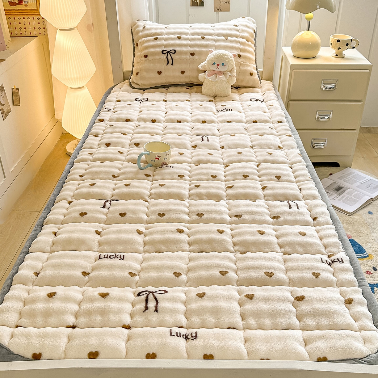 91家纺网 家纺一手货源 找家纺 眠势力 2025新款牛奶绒泡泡床褥加绒仿兔毛绒床褥子秋冬保暖珊瑚绒夹棉学生上下铺床护垫 爱心咖