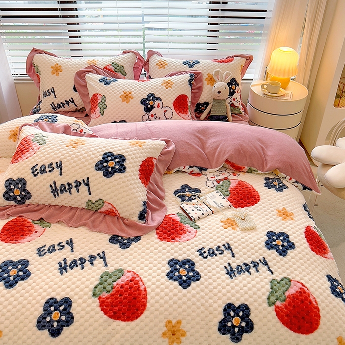 91家纺网 家纺一手货源 找家纺 摩妮卡 2025新款提花豆豆绒卡通印花牛奶绒四件套 草莓兔