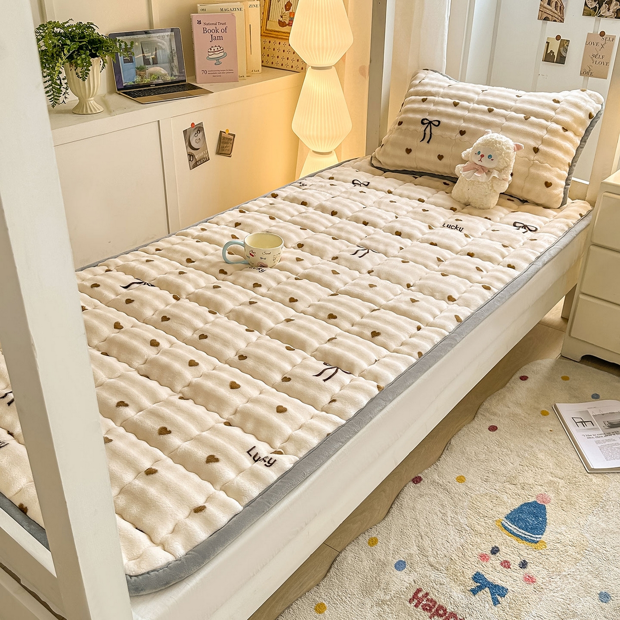 91家纺网 家纺一手货源 找家纺 眠势力 2025新款牛奶绒泡泡床褥加绒仿兔毛绒床褥子秋冬保暖珊瑚绒夹棉学生上下铺床护垫 爱心咖