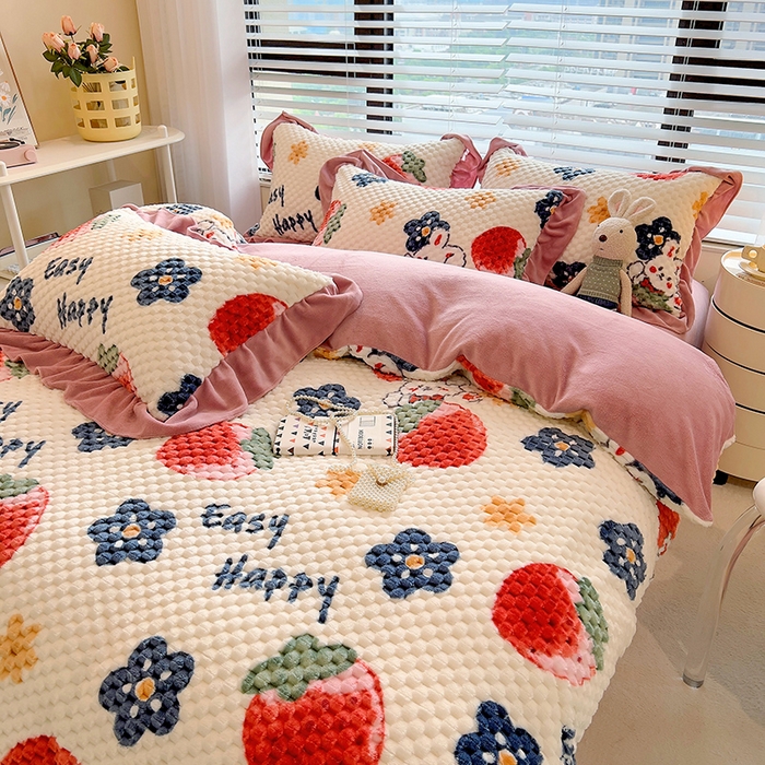 91家纺网 家纺一手货源 找家纺 摩妮卡 2025新款提花豆豆绒卡通印花牛奶绒四件套 草莓兔