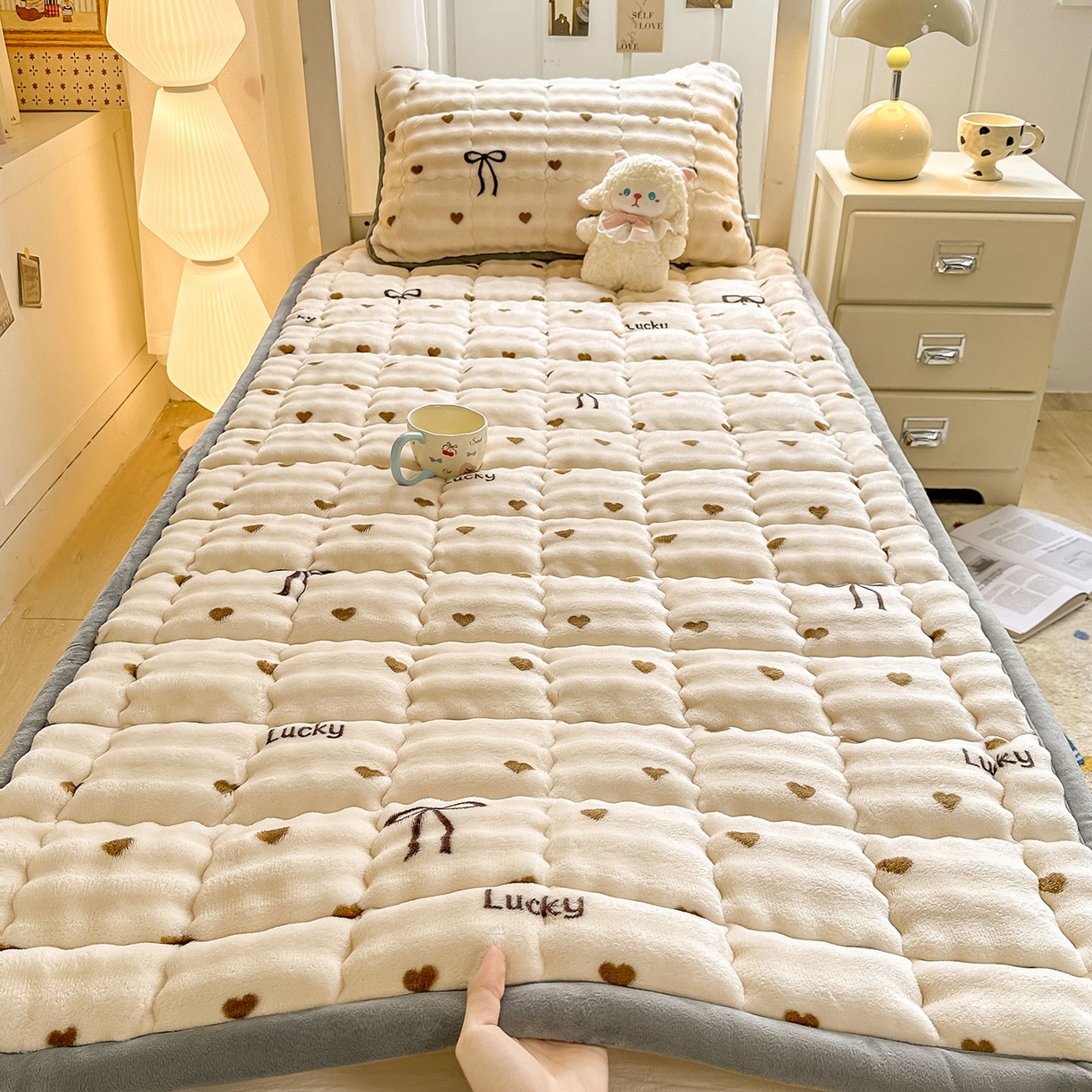91家纺网 家纺一手货源 找家纺 眠势力 2025新款牛奶绒泡泡床褥加绒仿兔毛绒床褥子秋冬保暖珊瑚绒夹棉学生上下铺床护垫 爱心咖