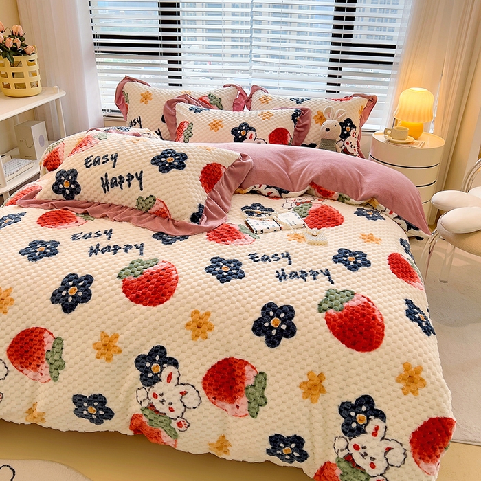 91家纺网 家纺一手货源 找家纺 摩妮卡 2025新款提花豆豆绒卡通印花牛奶绒四件套 草莓兔