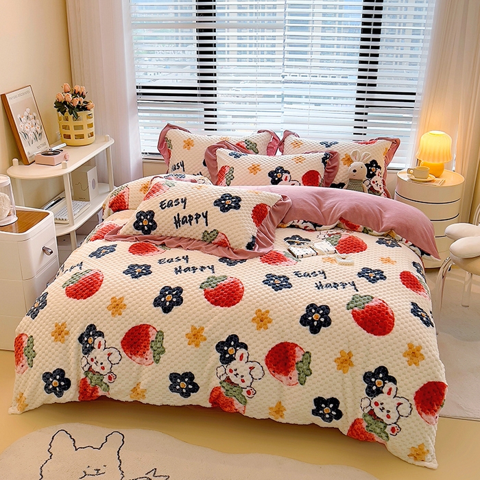 91家纺网 家纺一手货源 找家纺 摩妮卡 2025新款提花豆豆绒卡通印花牛奶绒四件套 草莓兔