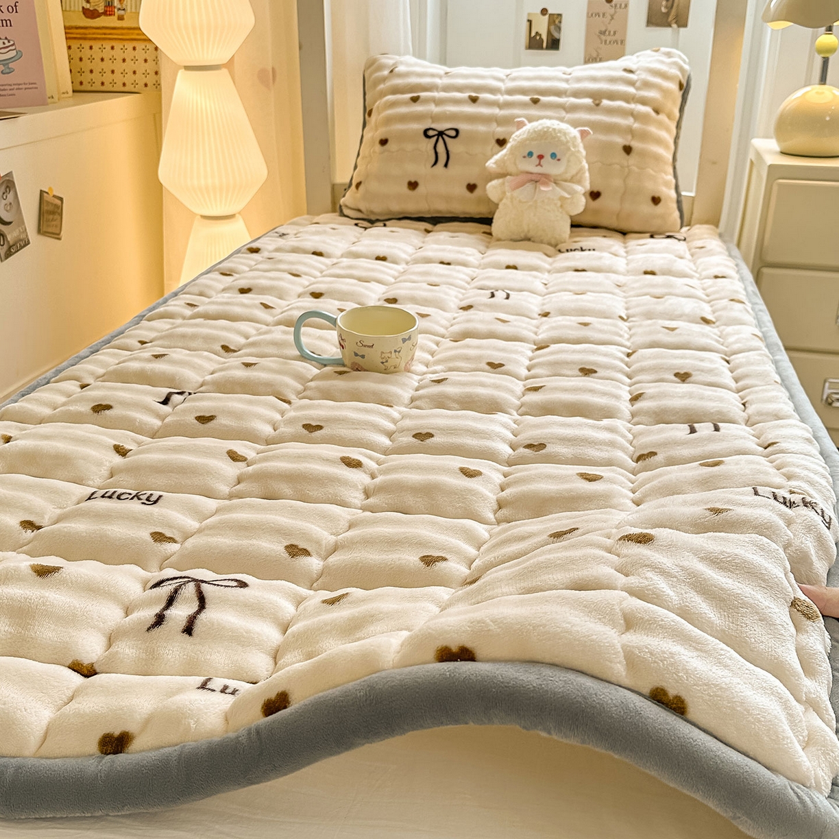 91家纺网 家纺一手货源 找家纺 眠势力 2025新款牛奶绒泡泡床褥加绒仿兔毛绒床褥子秋冬保暖珊瑚绒夹棉学生上下铺床护垫 爱心咖
