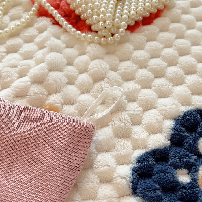 91家纺网 家纺一手货源 找家纺 摩妮卡 2025新款提花豆豆绒卡通印花牛奶绒四件套 草莓兔