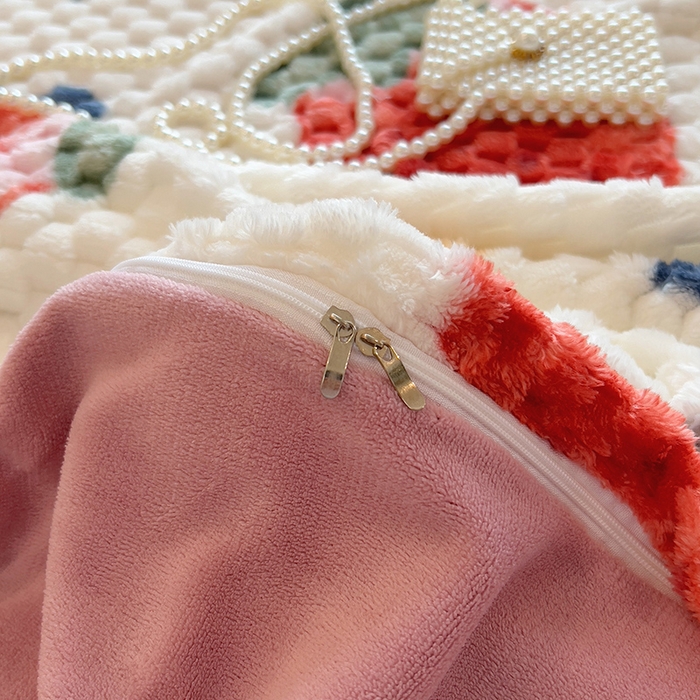 91家纺网 家纺一手货源 找家纺 摩妮卡 2025新款提花豆豆绒卡通印花牛奶绒四件套 草莓兔