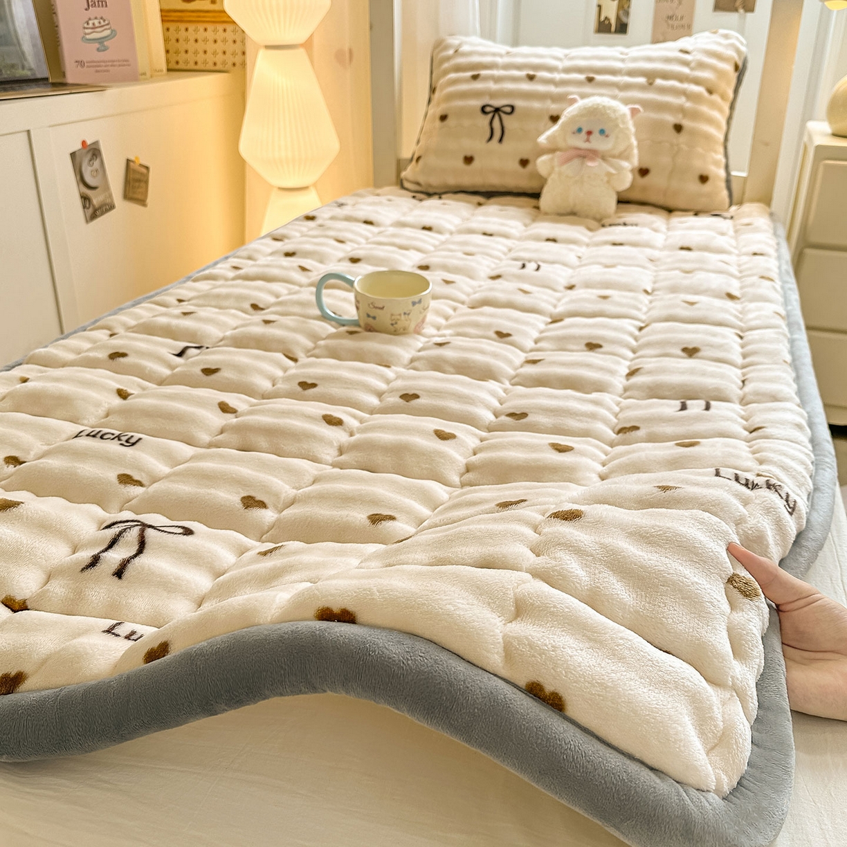 91家纺网 家纺一手货源 找家纺 眠势力 2025新款牛奶绒泡泡床褥加绒仿兔毛绒床褥子秋冬保暖珊瑚绒夹棉学生上下铺床护垫 爱心咖