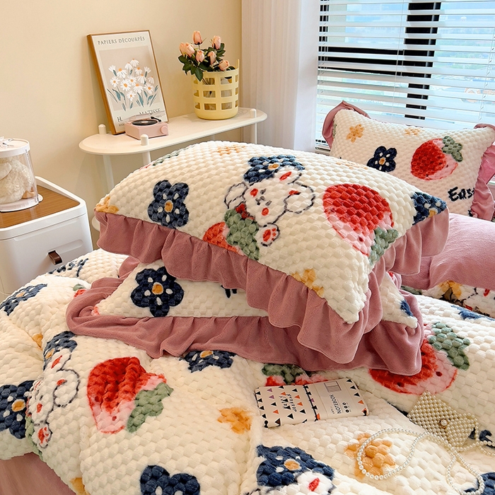 91家纺网 家纺一手货源 找家纺 摩妮卡 2025新款提花豆豆绒卡通印花牛奶绒四件套 草莓兔