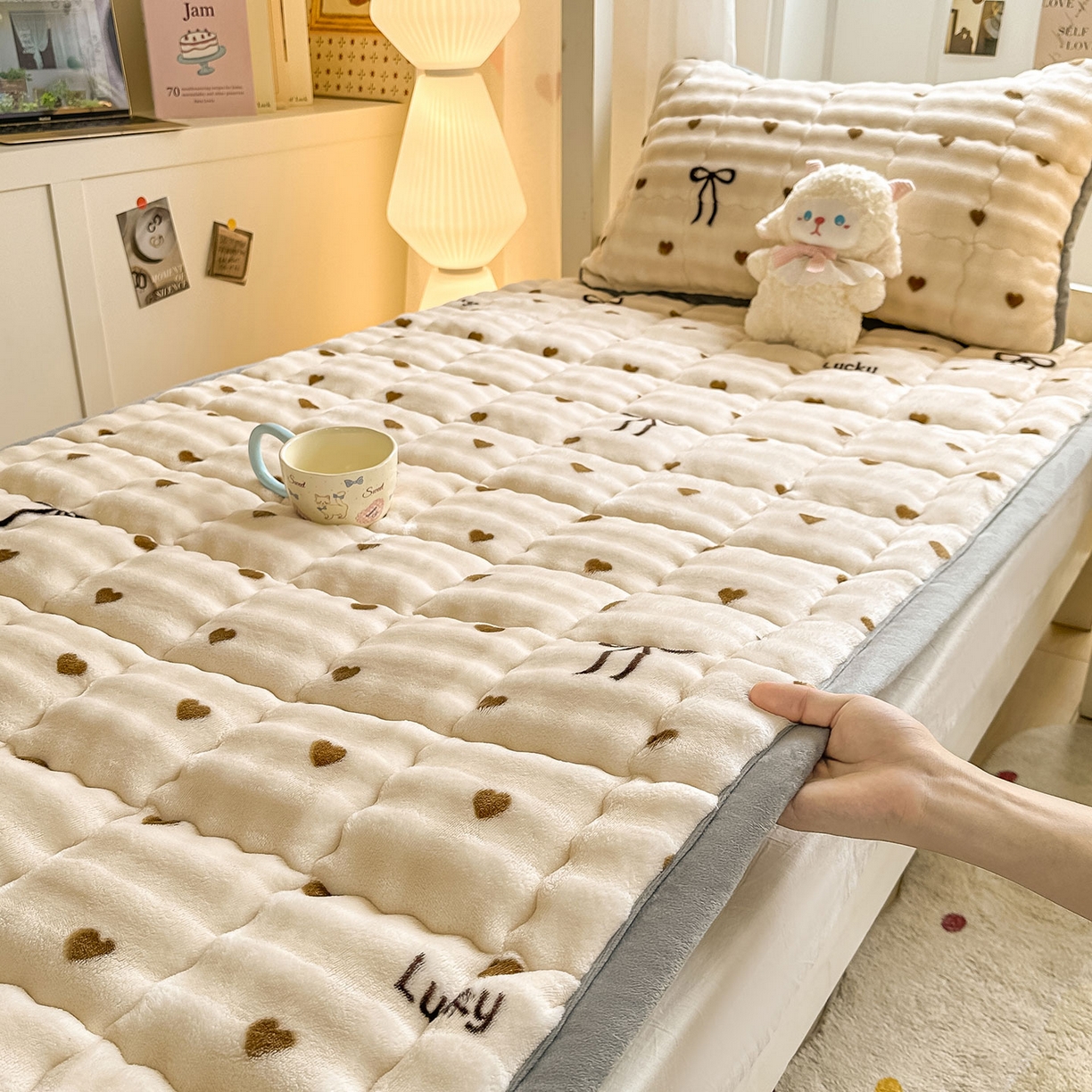 91家纺网 家纺一手货源 找家纺 眠势力 2025新款牛奶绒泡泡床褥加绒仿兔毛绒床褥子秋冬保暖珊瑚绒夹棉学生上下铺床护垫 爱心咖