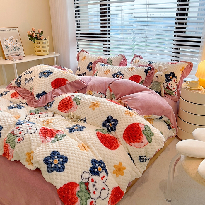 91家纺网 家纺一手货源 找家纺 摩妮卡 2025新款提花豆豆绒卡通印花牛奶绒四件套 草莓兔