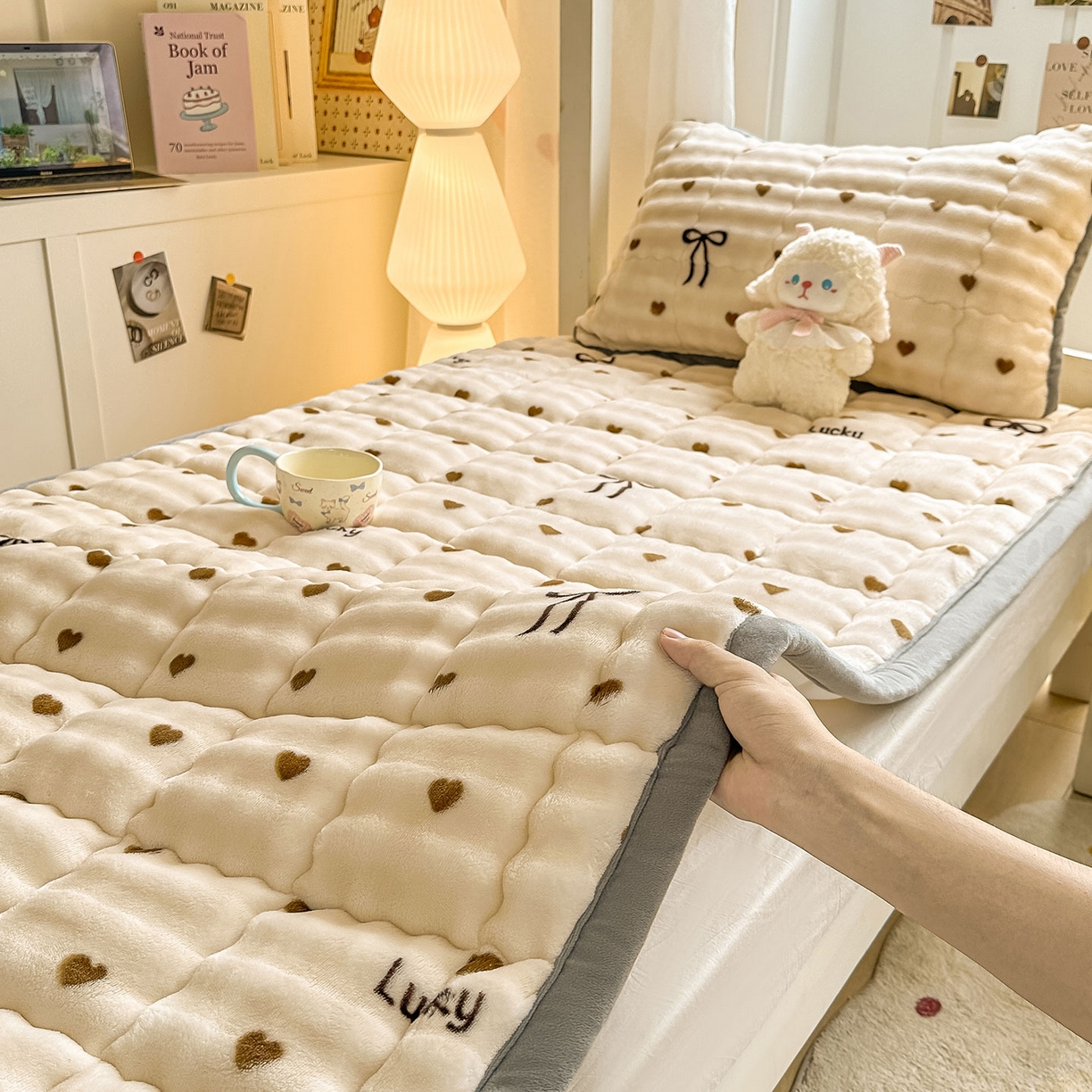 91家纺网 家纺一手货源 找家纺 眠势力 2025新款牛奶绒泡泡床褥加绒仿兔毛绒床褥子秋冬保暖珊瑚绒夹棉学生上下铺床护垫 爱心咖