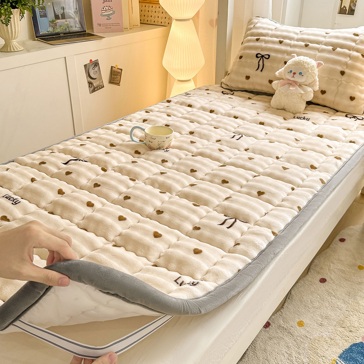 91家纺网 家纺一手货源 找家纺 眠势力 2025新款牛奶绒泡泡床褥加绒仿兔毛绒床褥子秋冬保暖珊瑚绒夹棉学生上下铺床护垫 爱心咖