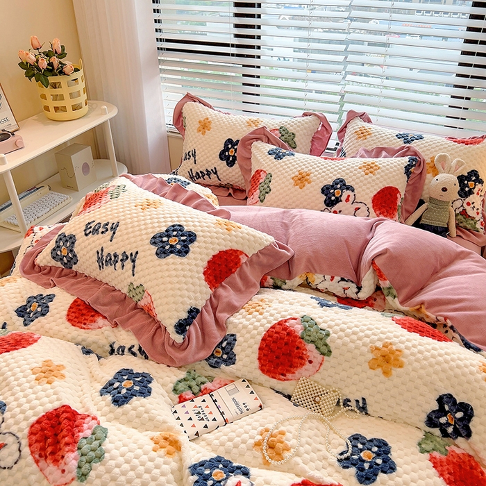 91家纺网 家纺一手货源 找家纺 摩妮卡 2025新款提花豆豆绒卡通印花牛奶绒四件套 草莓兔