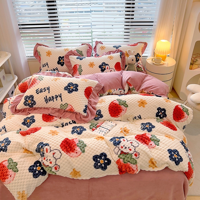 91家纺网 家纺一手货源 找家纺 摩妮卡 2025新款提花豆豆绒卡通印花牛奶绒四件套 草莓兔