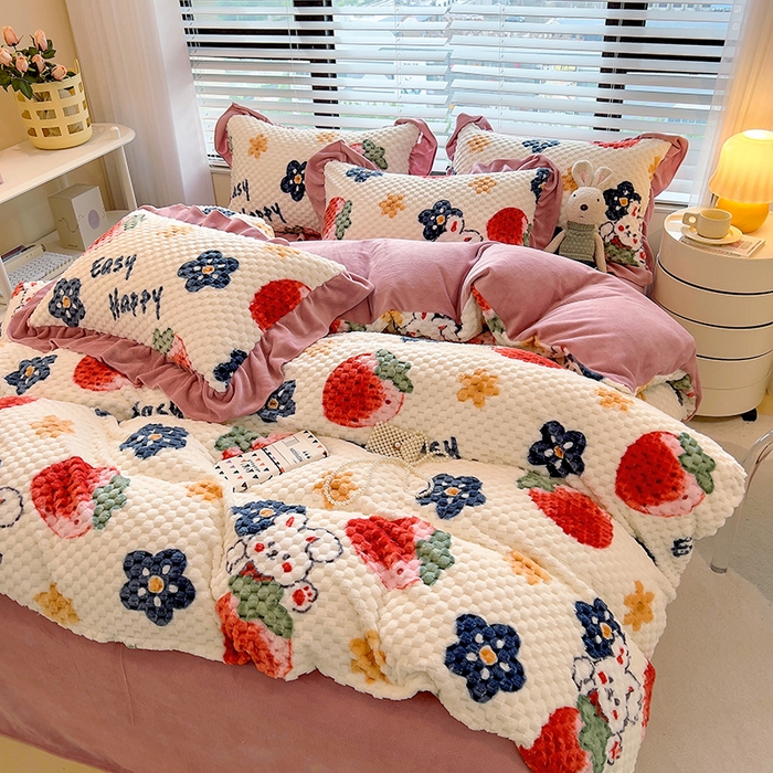 91家纺网 家纺一手货源 找家纺 摩妮卡 2025新款提花豆豆绒卡通印花牛奶绒四件套 草莓兔