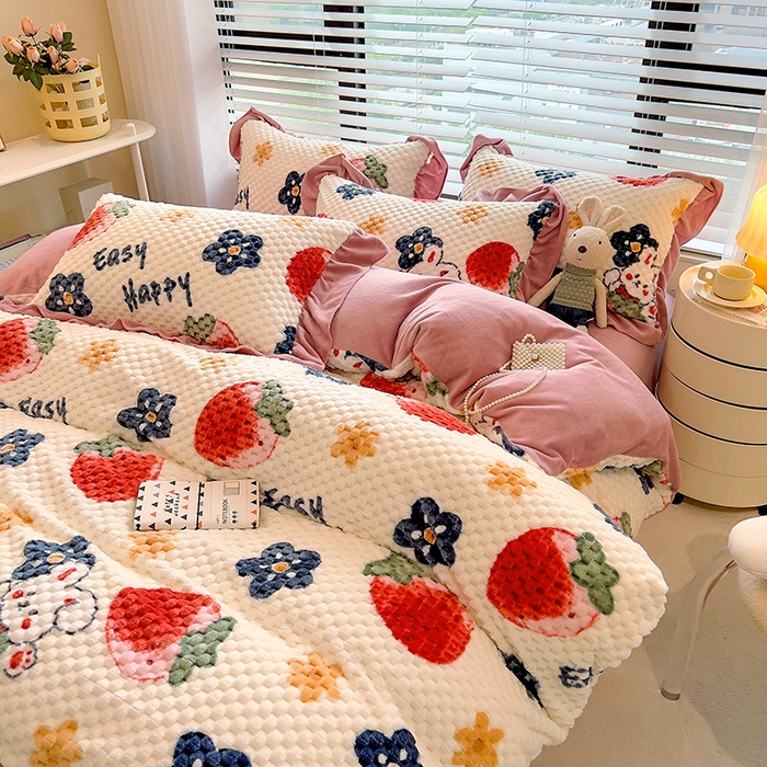 91家纺网 家纺一手货源 找家纺 摩妮卡 2025新款提花豆豆绒卡通印花牛奶绒四件套 草莓兔