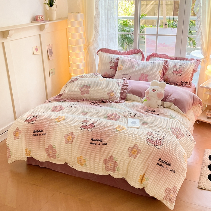 91家纺网 家纺一手货源 找家纺 摩妮卡 2025新款提花豆豆绒卡通印花牛奶绒四件套 多米熊