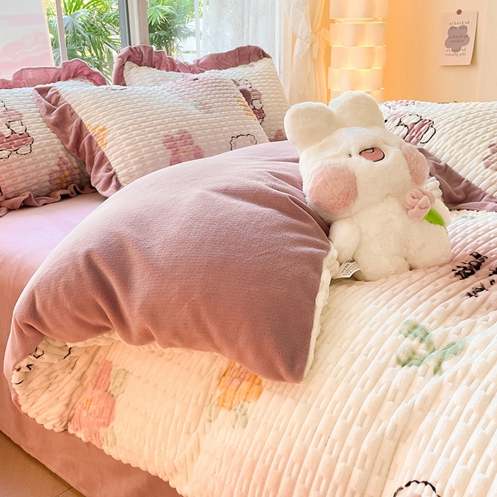 91家纺网 家纺一手货源 找家纺 摩妮卡 2025新款提花豆豆绒卡通印花牛奶绒四件套 多米熊